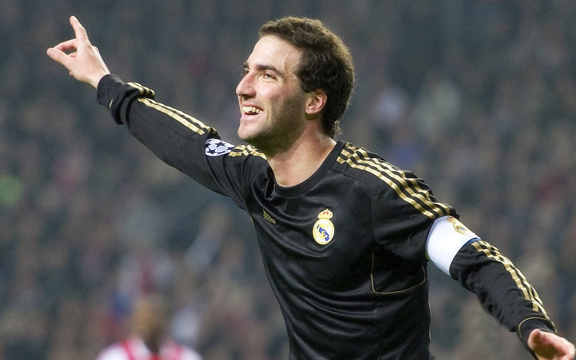 绿茵启示录,里昂的战术完胜与莫德里奇的争冠接管—唯一性如何定义赛场传奇