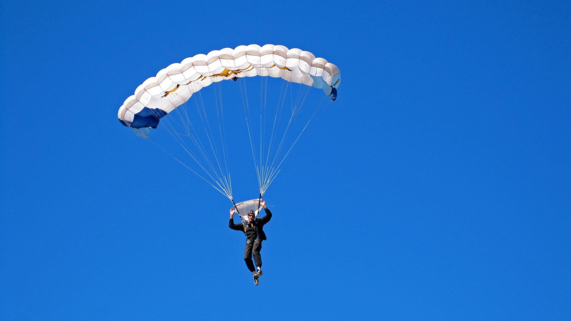 舞台越大越强,布伦森闪耀全场,深圳队打穿热火背后的篮球哲学